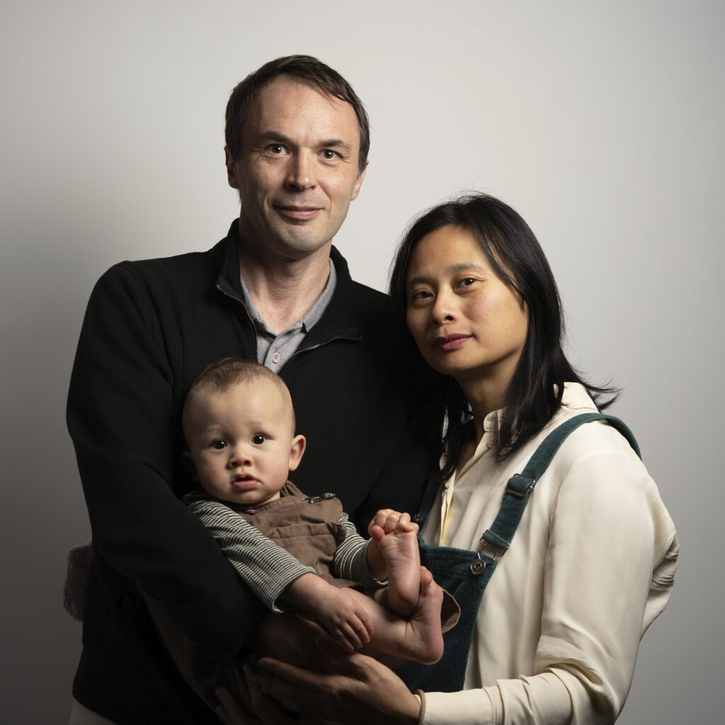 Portrait de famille avec enfants en studio