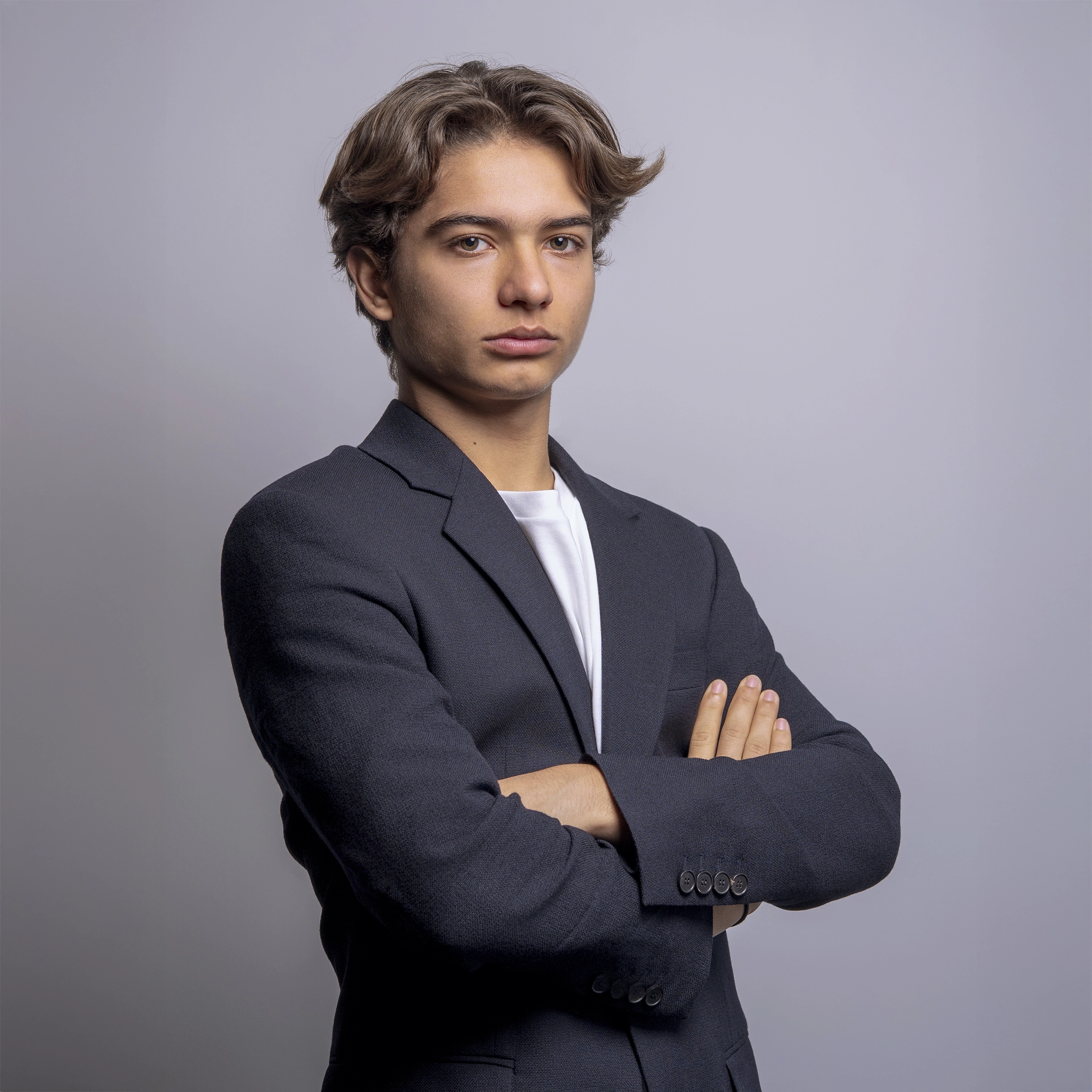 Portrait professionnel corporate sur fond neutre