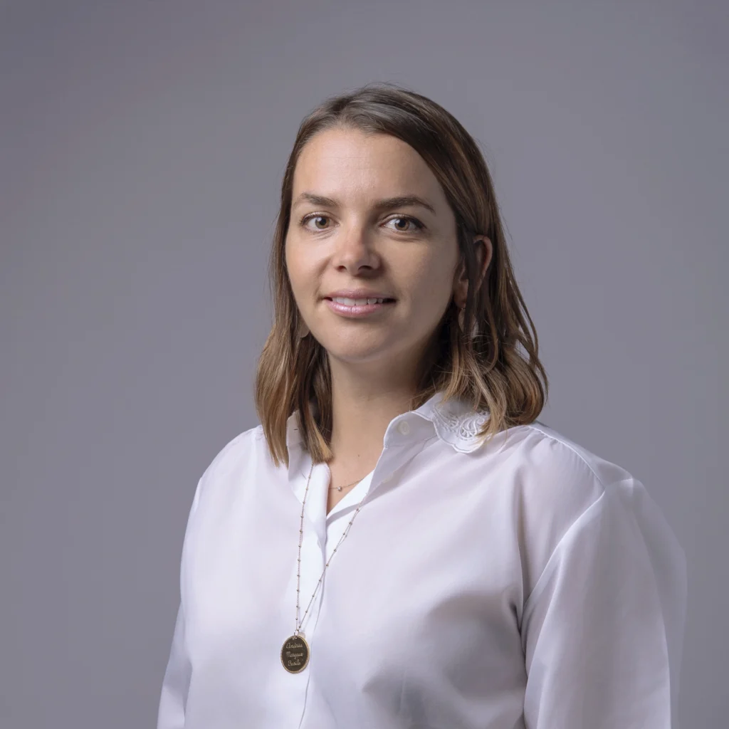 Portrait professionnel corporate sur fond neutre