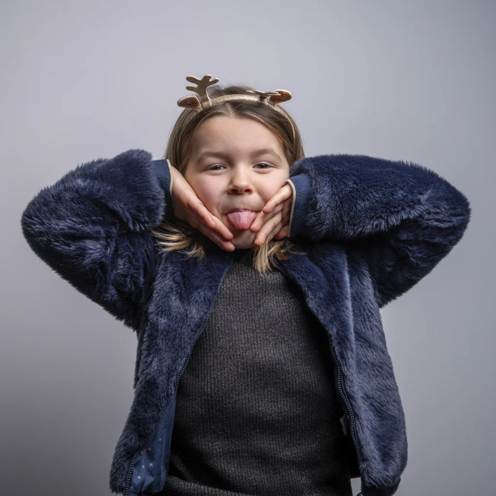 Portrait de famille avec enfants en studio sur le thème de Noël