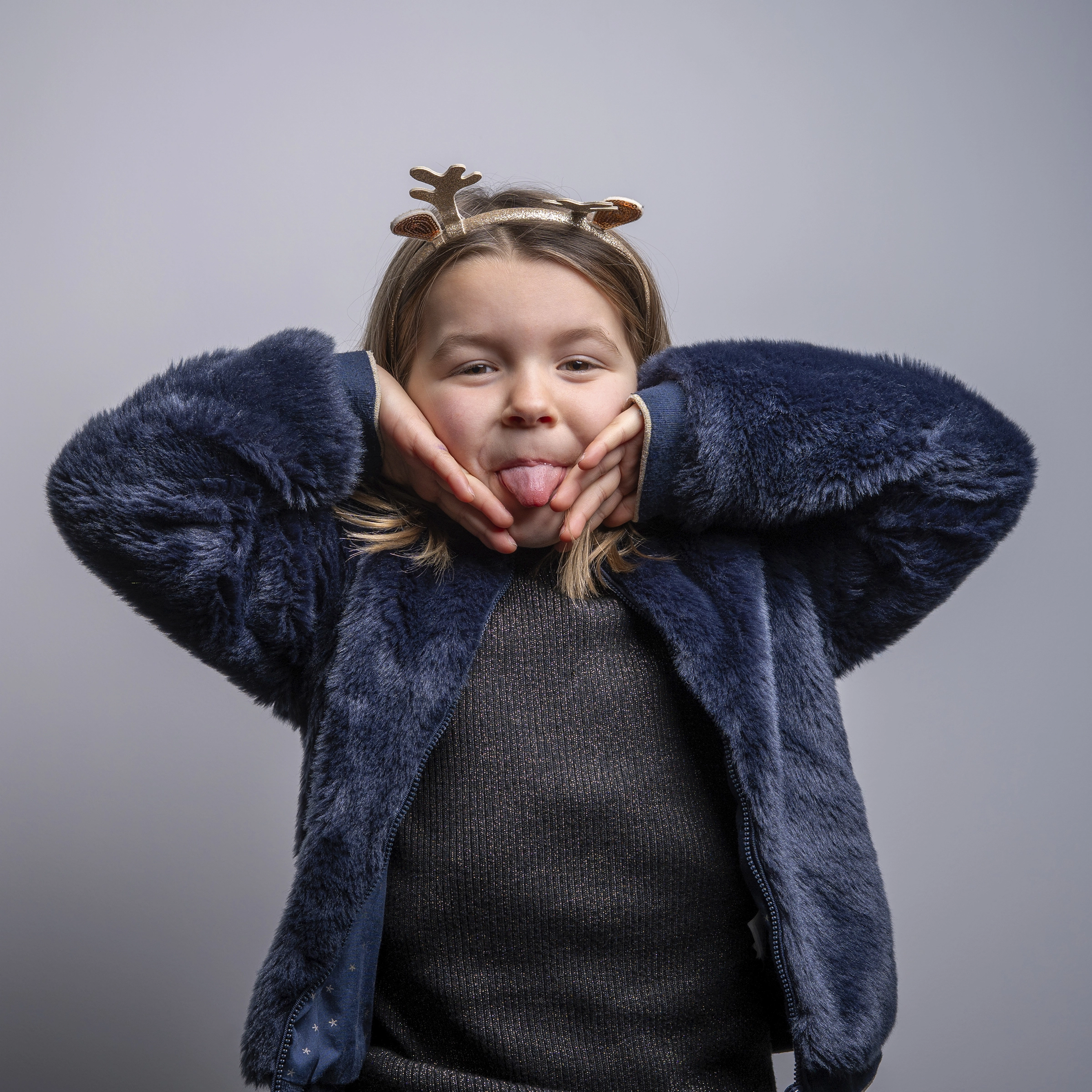 Portrait de famille avec enfants en studio sur le thème de Noël