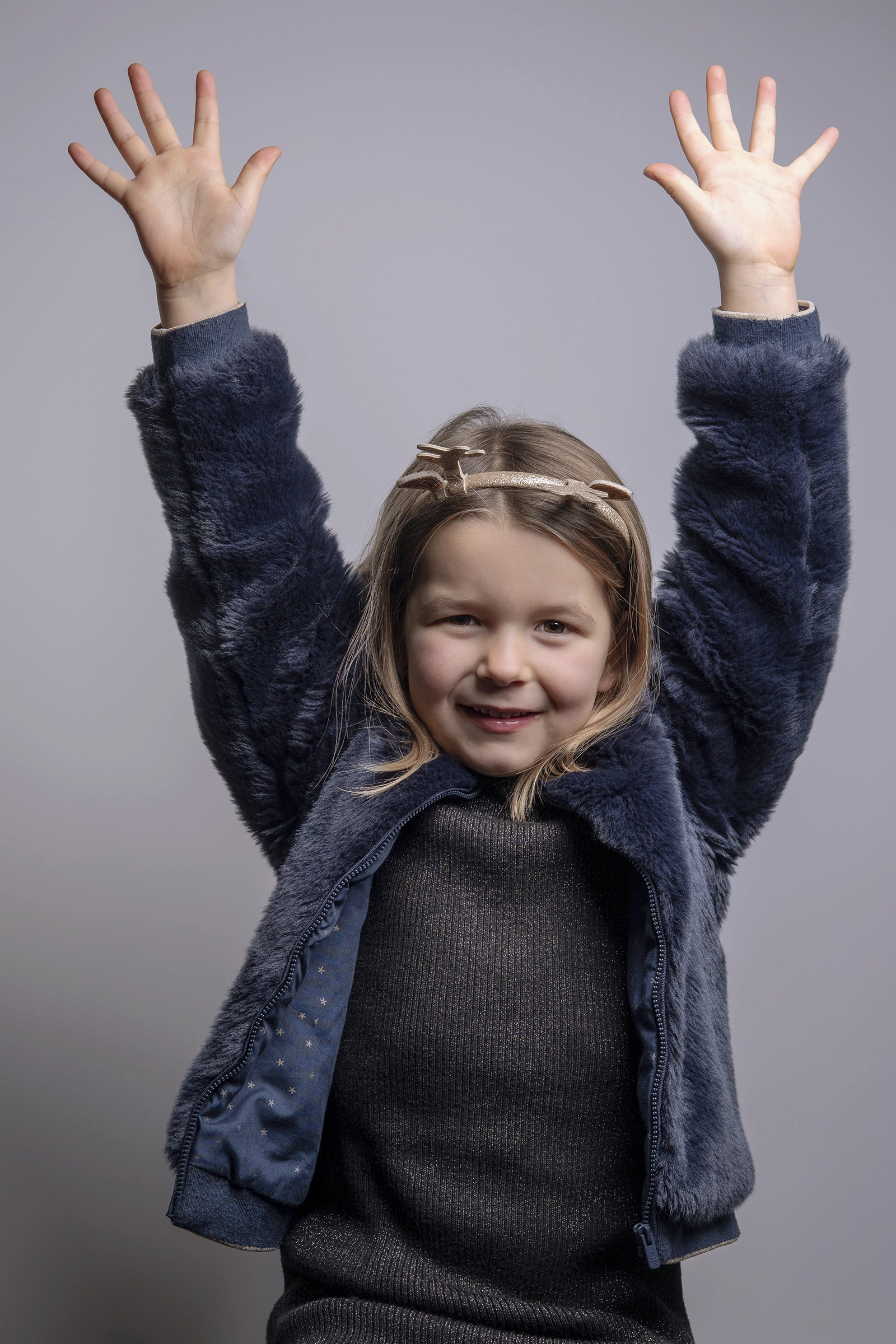 Portrait de famille avec enfants en studio sur le thème de Noël
