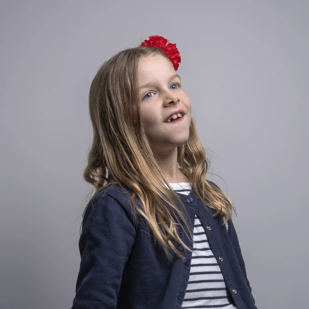 Portrait de famille avec enfants en studio sur le thème de Noël