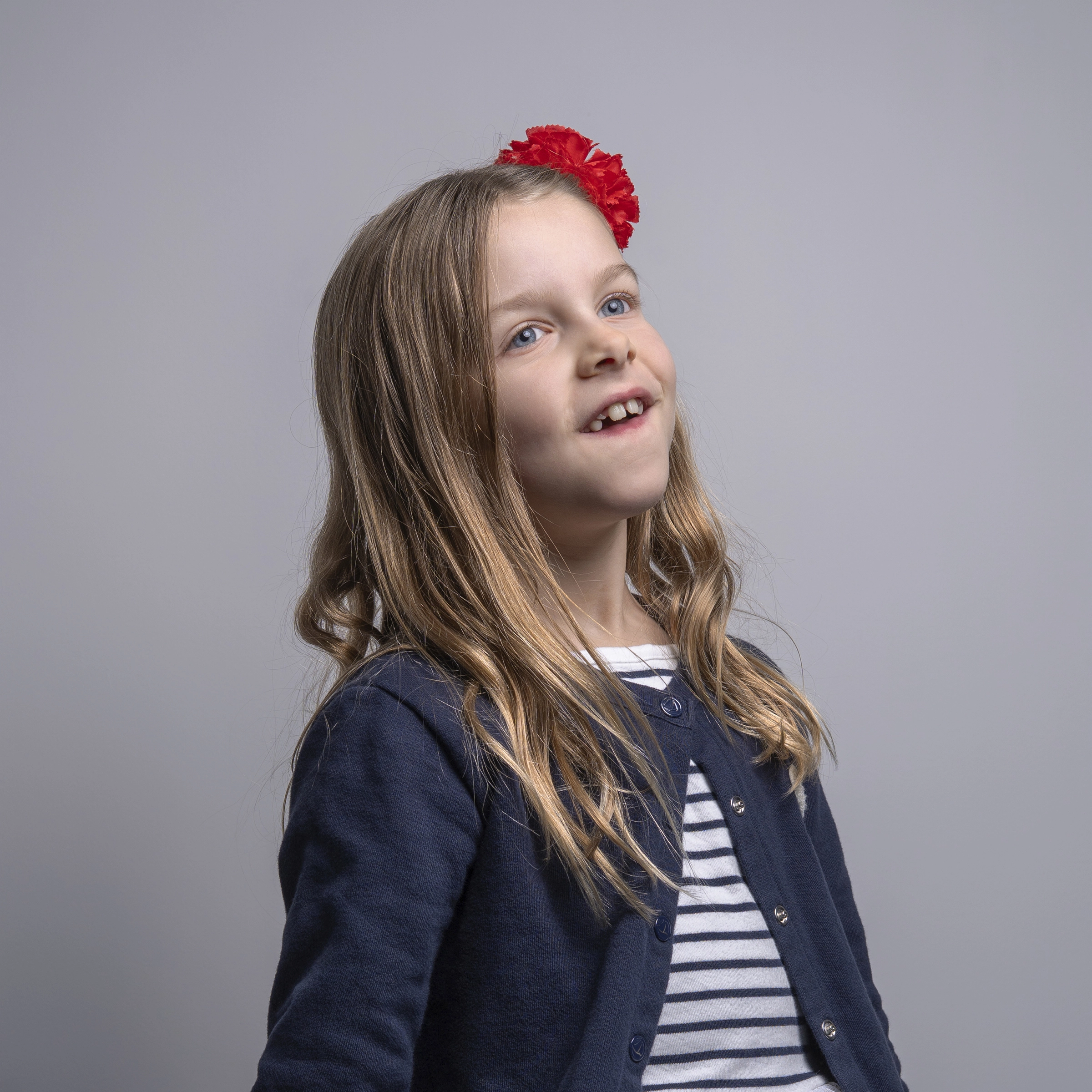 Portrait de famille avec enfants en studio sur le thème de Noël