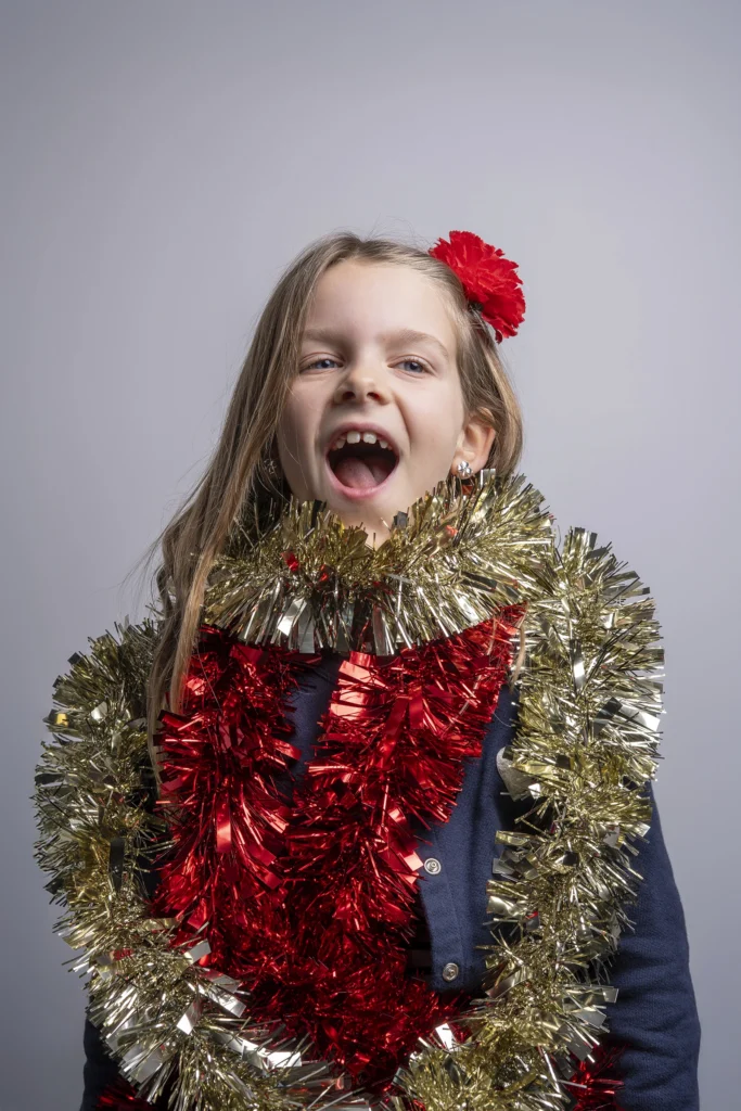 Portrait de famille avec enfants en studio sur le thème de Noël