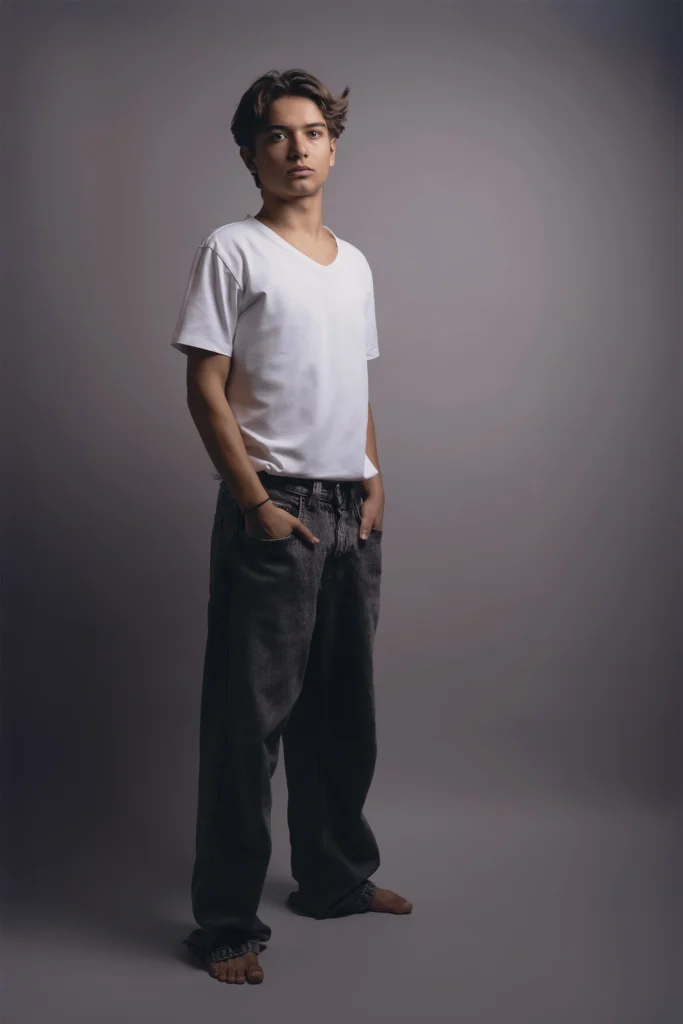 Portrait en studio d’un jeune comédien sur fond neutre