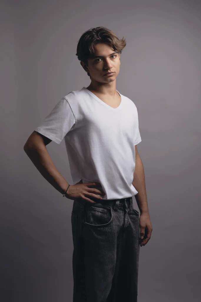 Portrait en studio d’un jeune comédien sur fond neutre