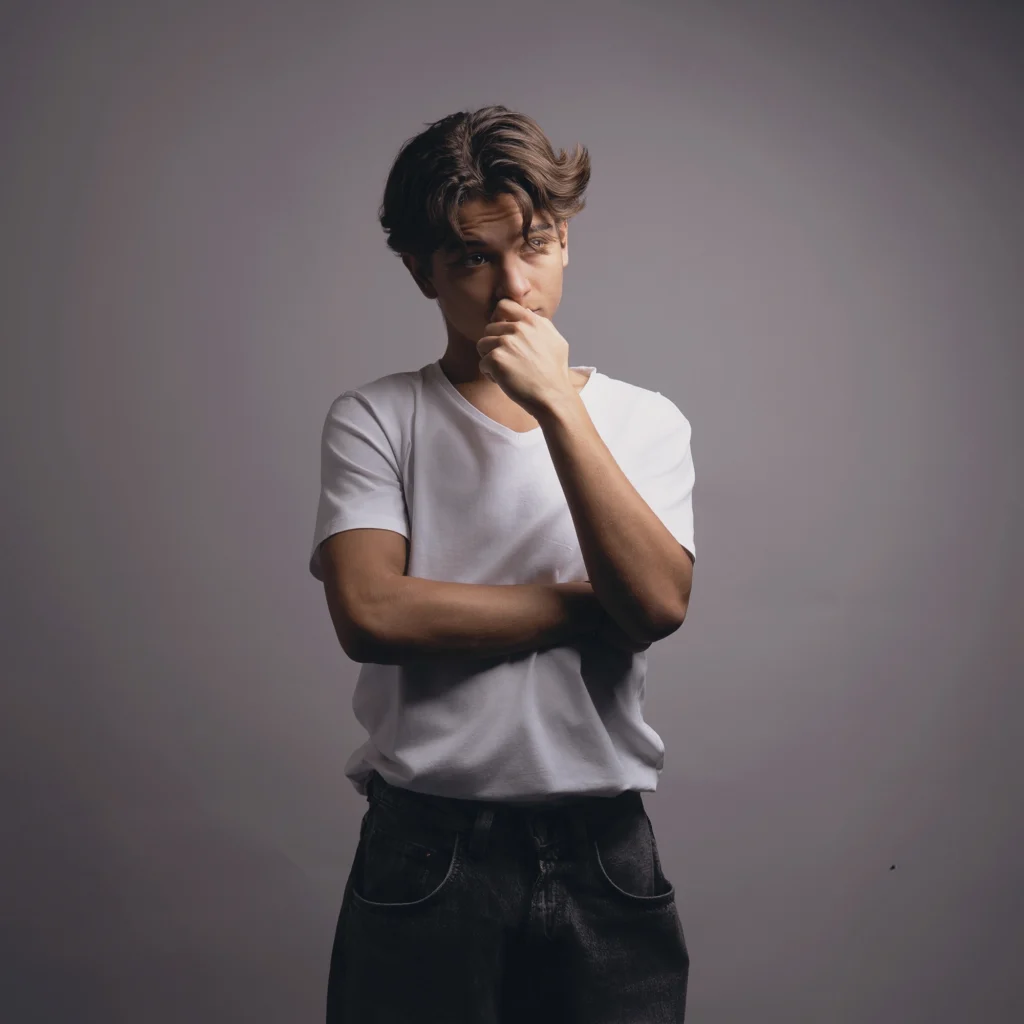 Portrait en studio d’un jeune comédien sur fond neutre