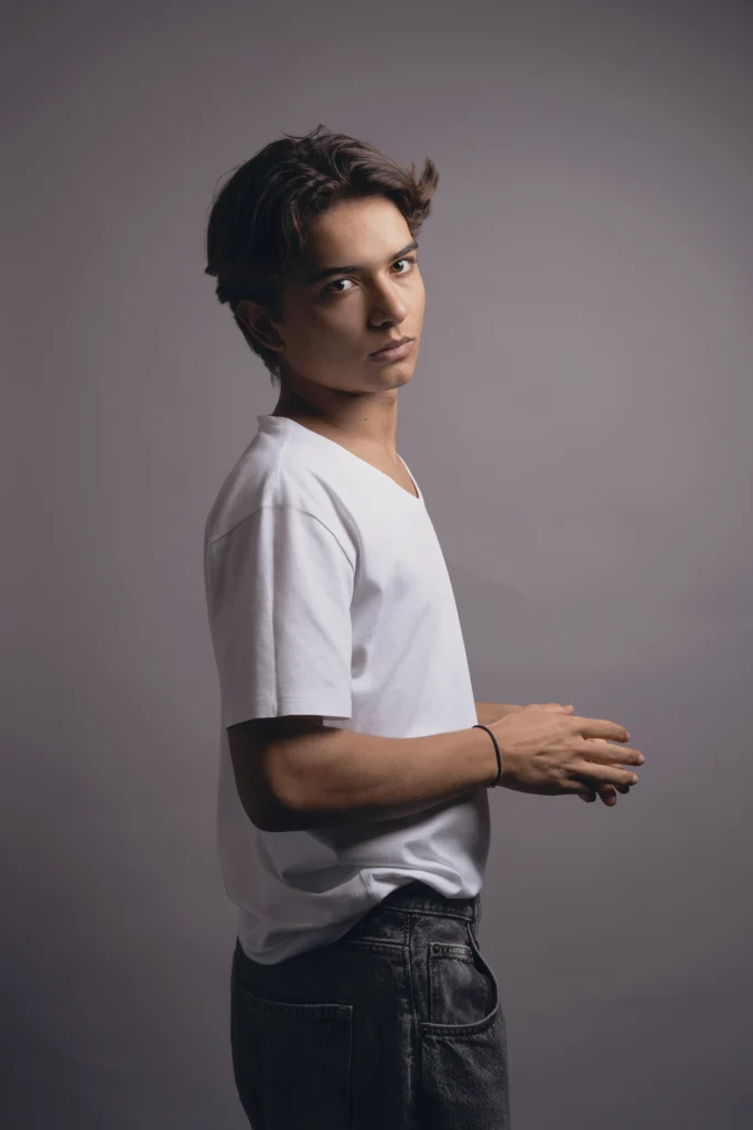 Portrait en studio d’un jeune comédien sur fond neutre