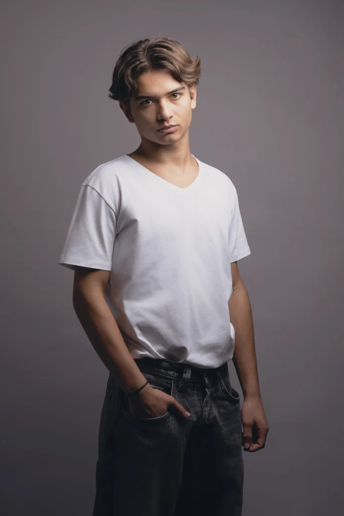 Portrait en studio d’un jeune comédien sur fond neutre