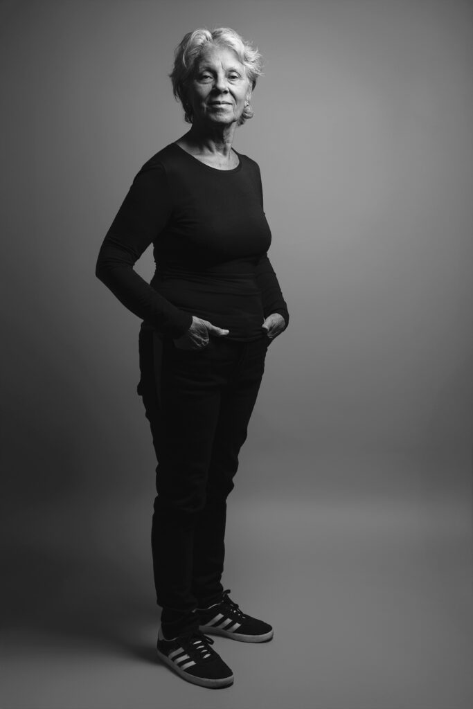 Portrait en noir et blanc d’une femme senior en studio