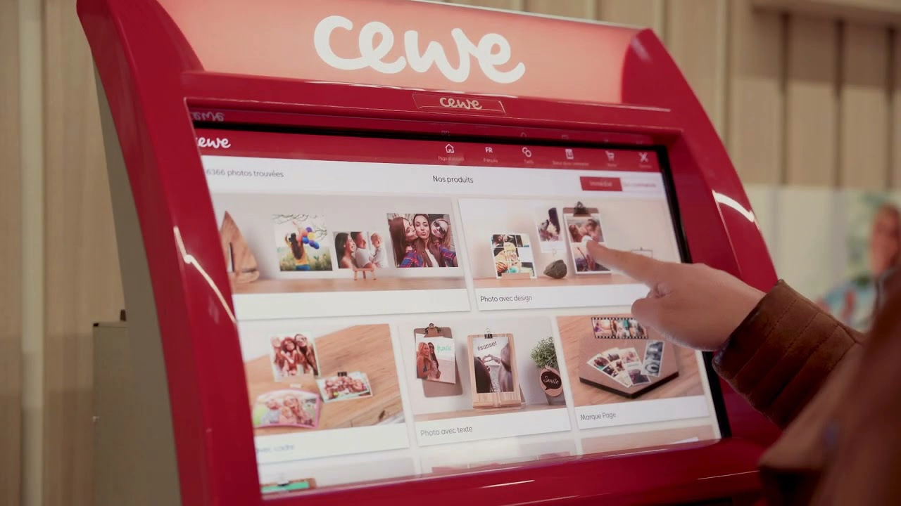 Borne de tirage photo CEWE installée chez Pink Studio Photographie à Rennes Centre