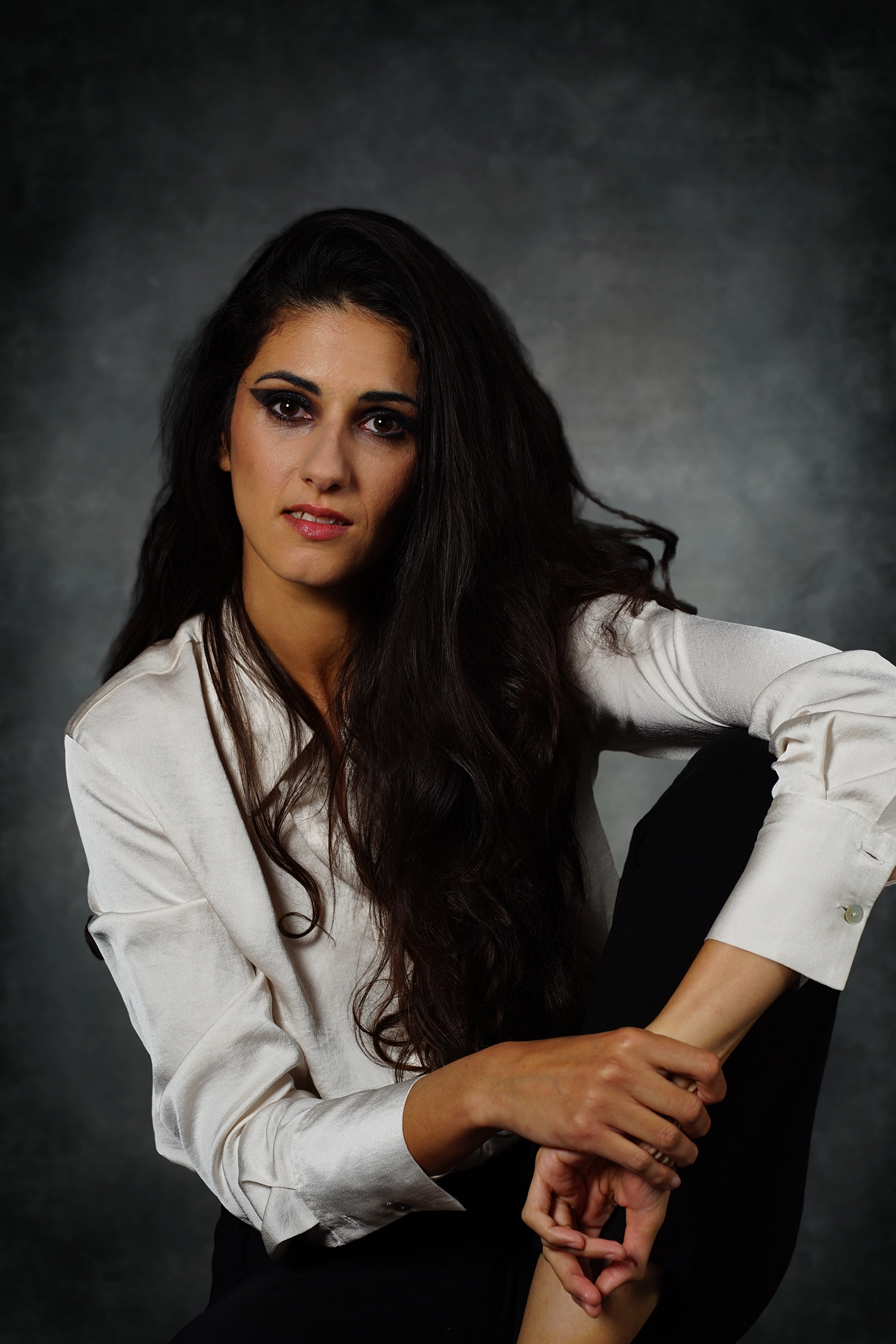 Portrait en studio d’une comédienne sur fond texturé