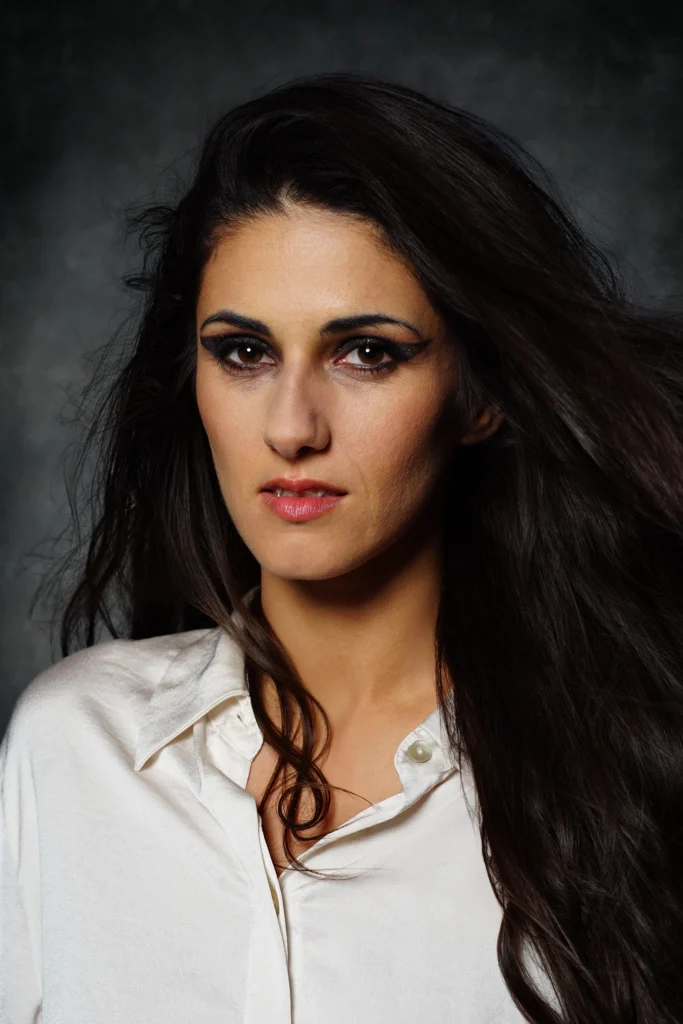 Portrait en studio d’une comédienne sur fond texturé