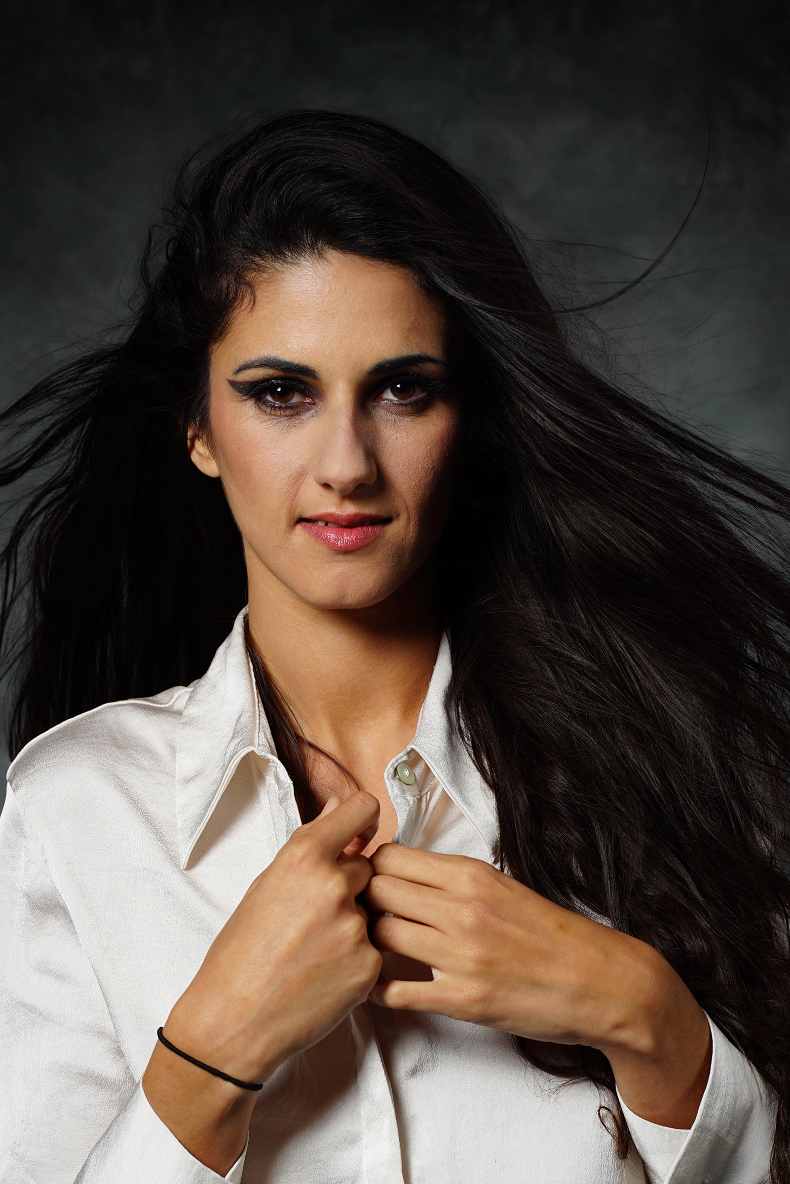 Portrait en studio d’une comédienne sur fond texturé