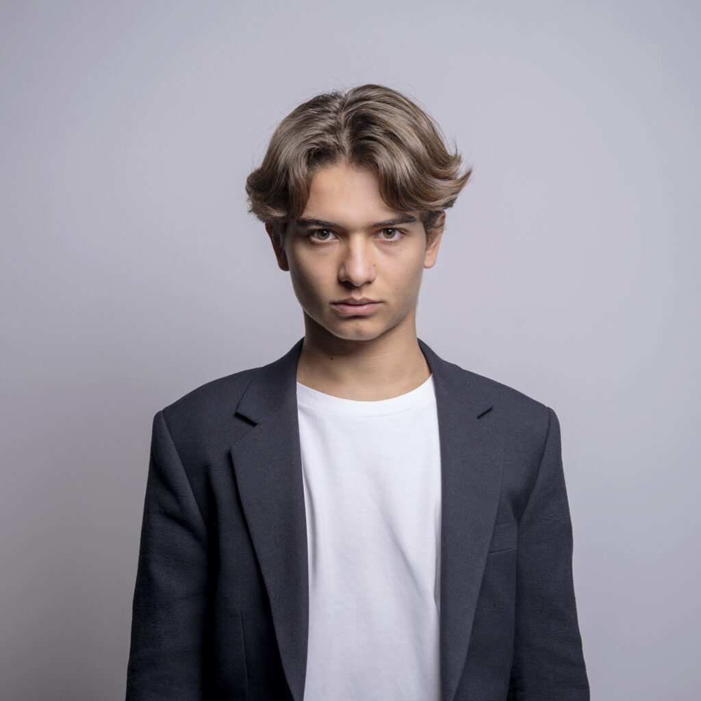 Portrait professionnel corporate sur fond neutre