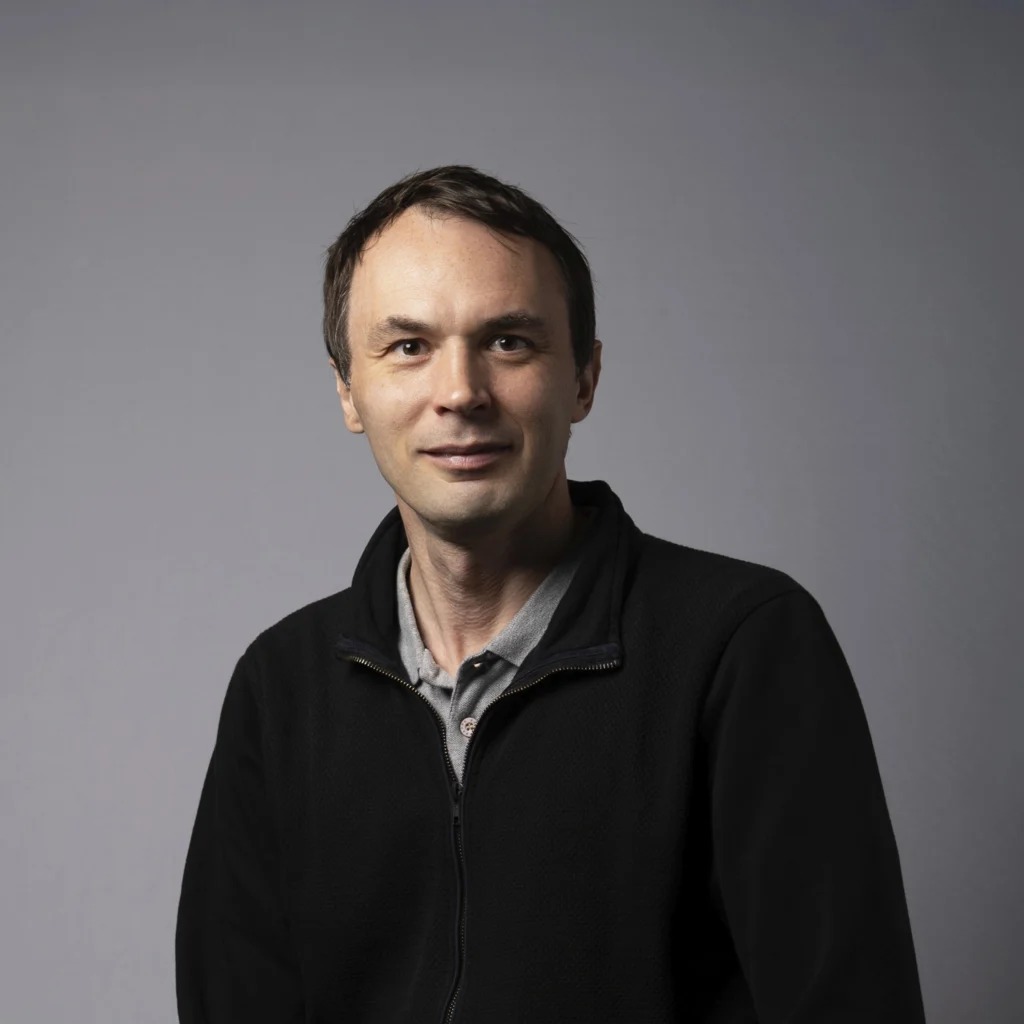 Portrait professionnel corporate sur fond neutre