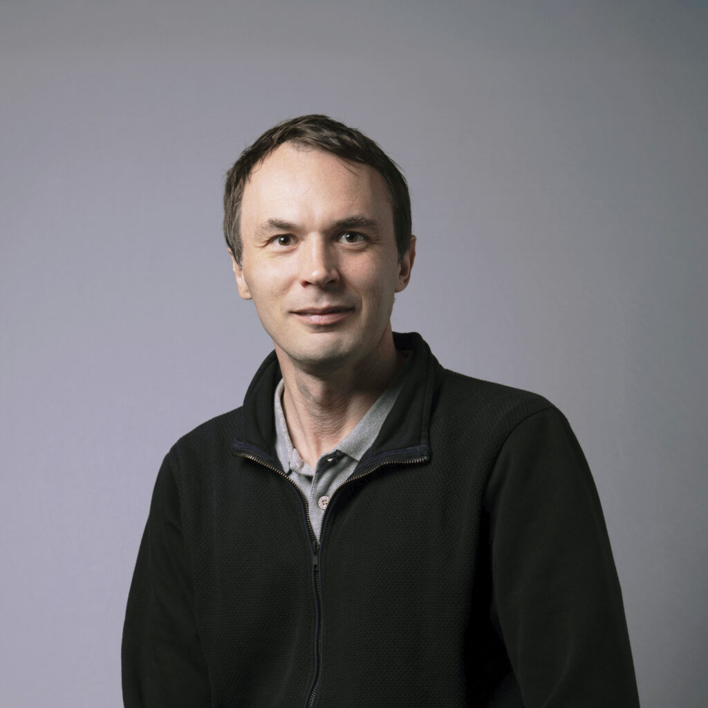 Portrait professionnel corporate sur fond neutre