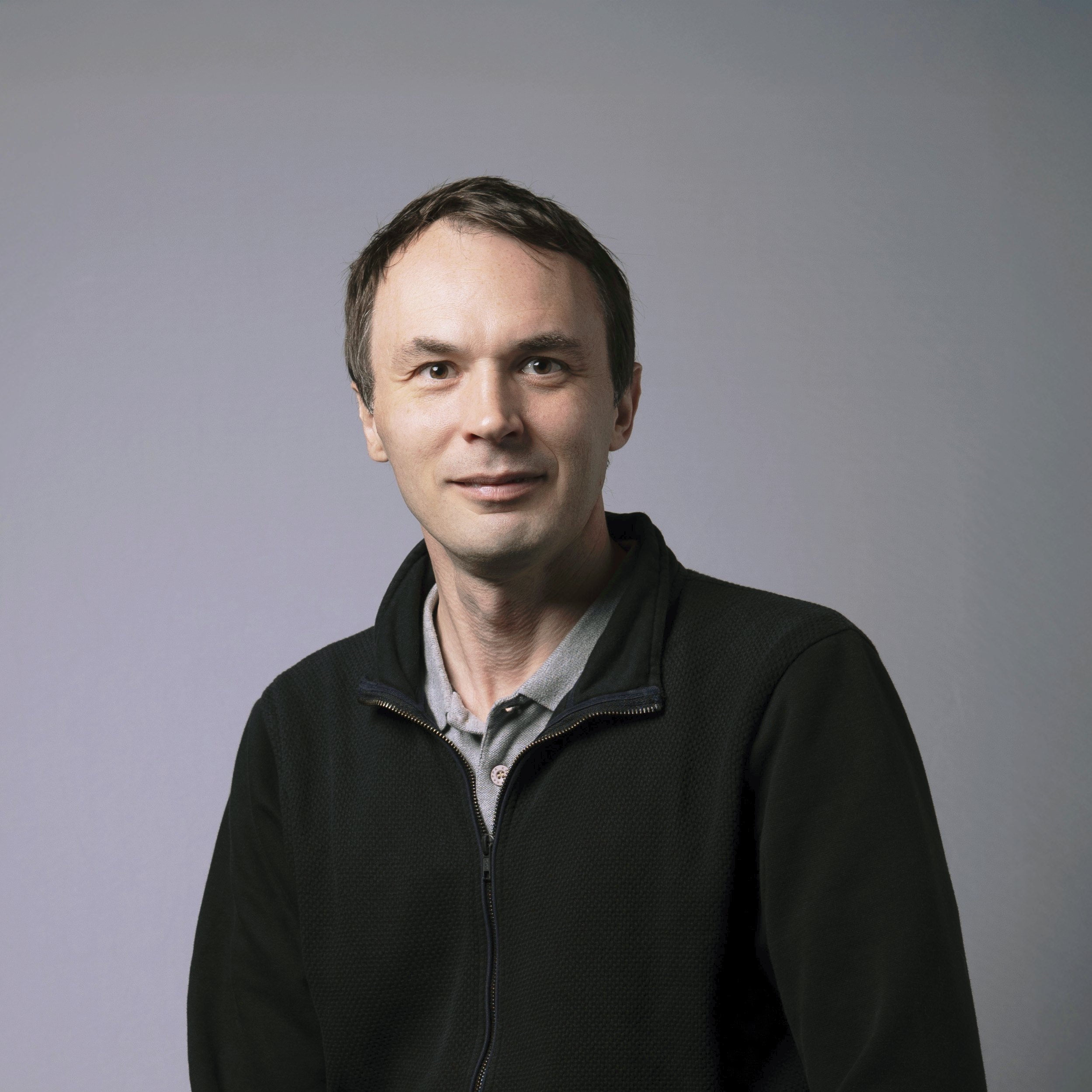 Portrait professionnel corporate sur fond neutre