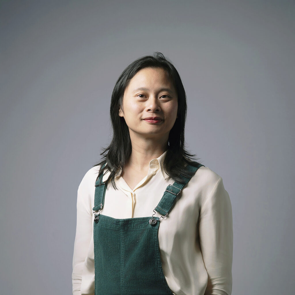 Portrait professionnel corporate sur fond neutre