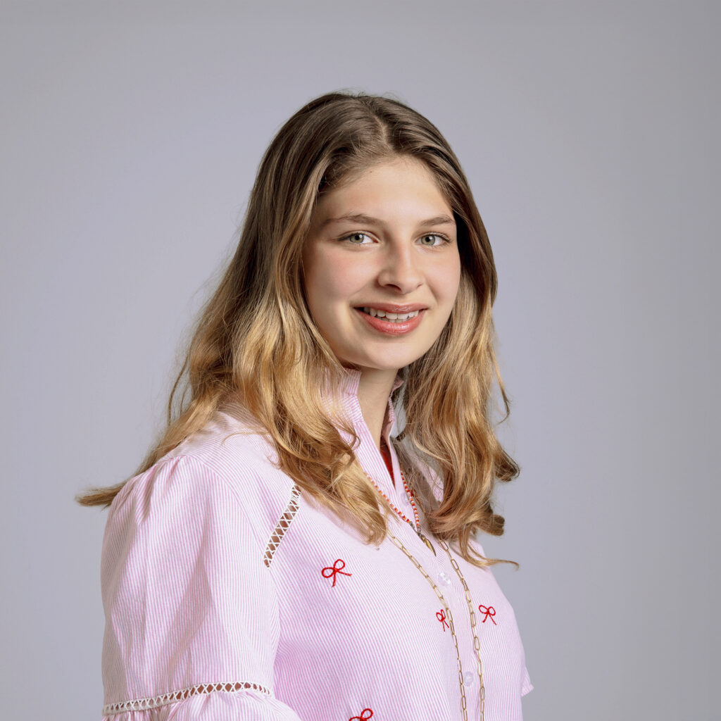 Portrait professionnel corporate sur fond neutre
