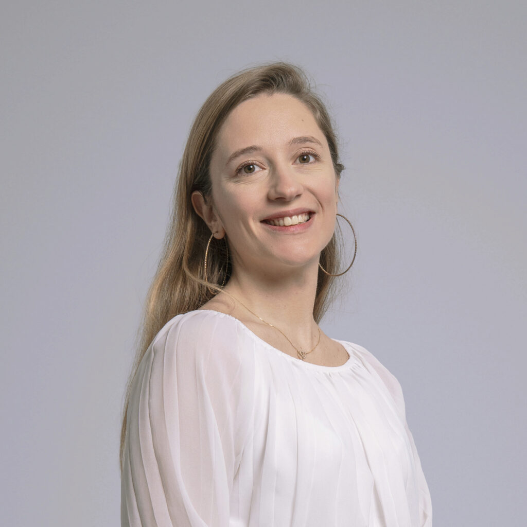 Portrait professionnel corporate sur fond neutre