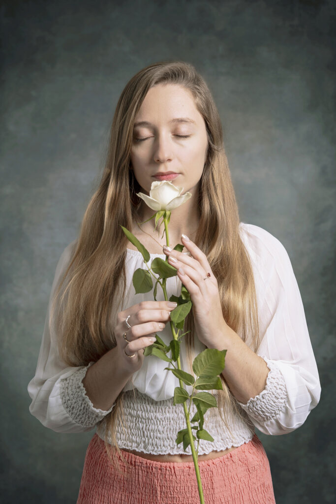 Portrait d’une femme avec une fleur en studio