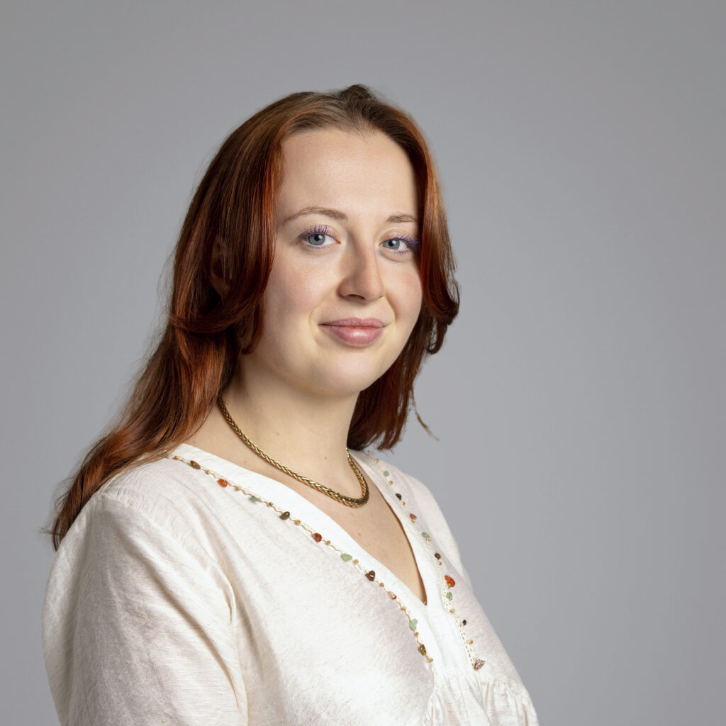 Portrait professionnel corporate sur fond neutre