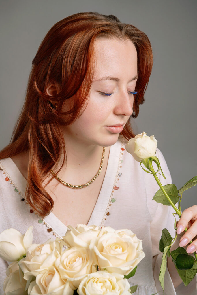 Portrait artistique d’une femme avec un bouquet de fleurs