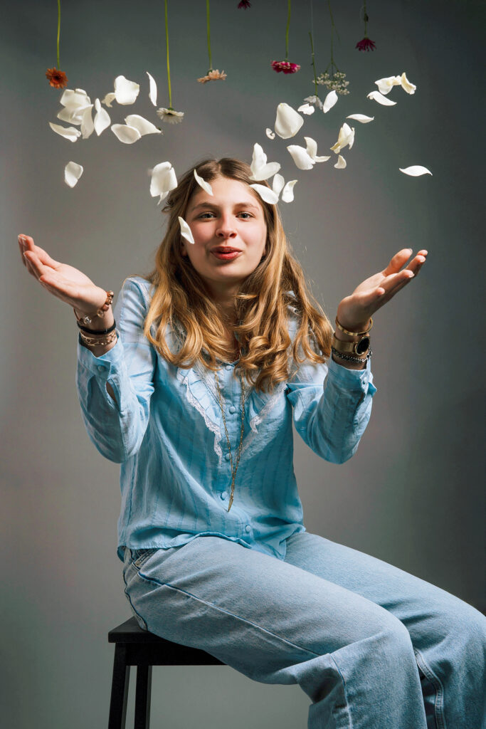 Portrait d’une femme entourée de fleurs, thème floral