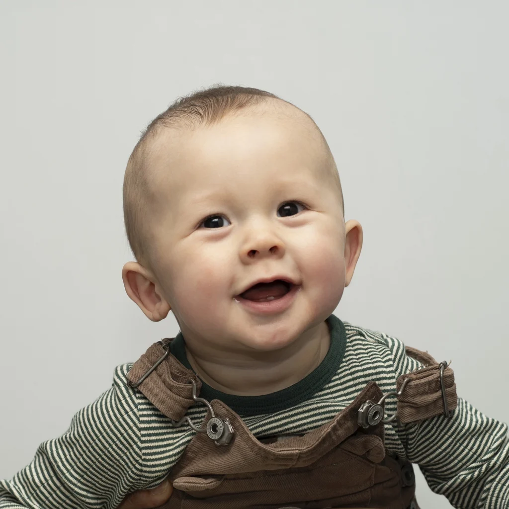 Portrait du bébé seul, photographié dans une lumière douce.