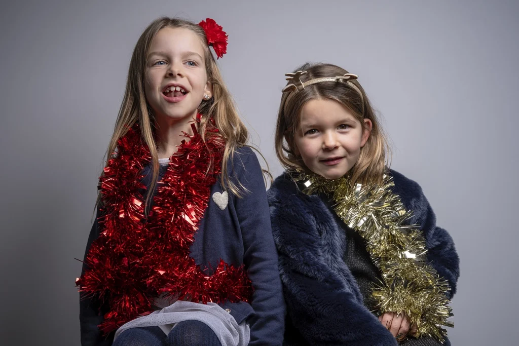Portrait de deux sœurs réunies lors d'une séance photo de Noël.