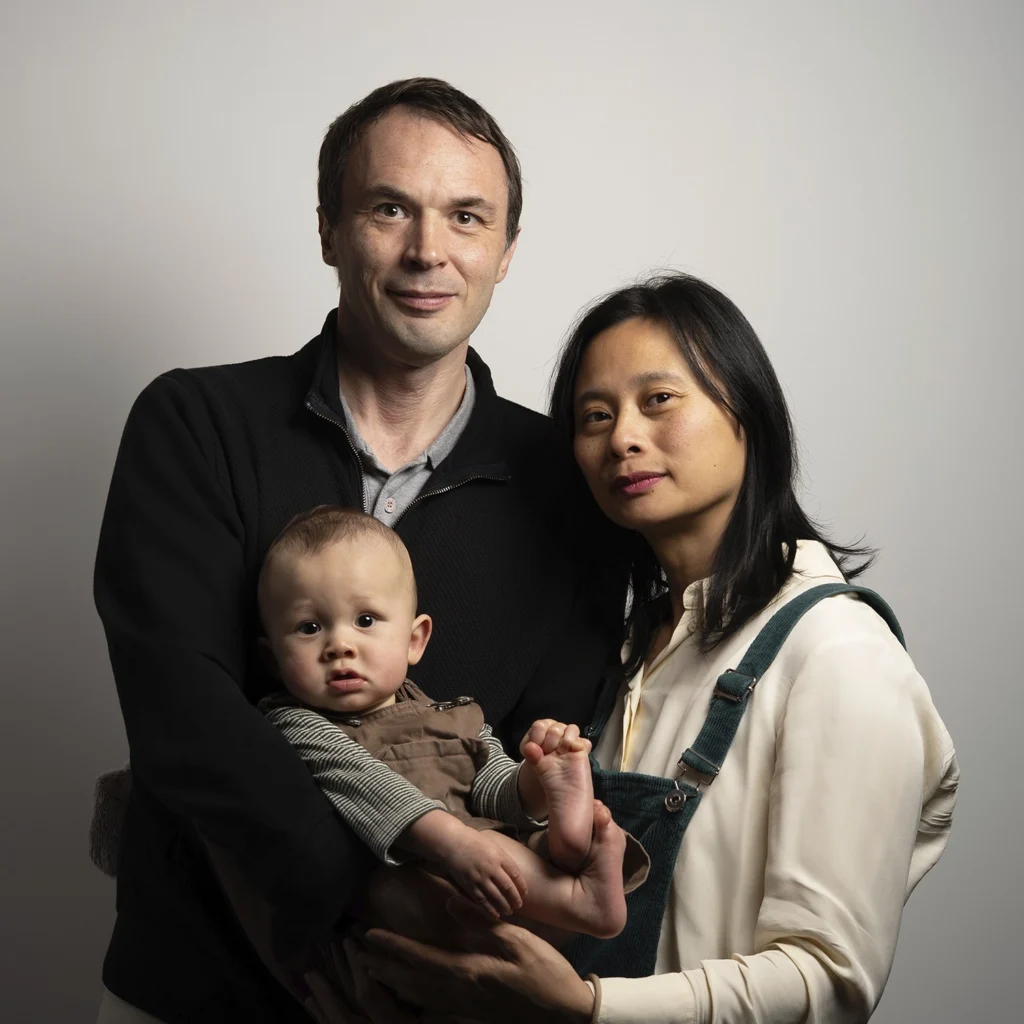 Portrait tendre des parents réunis autour de leur bébé.