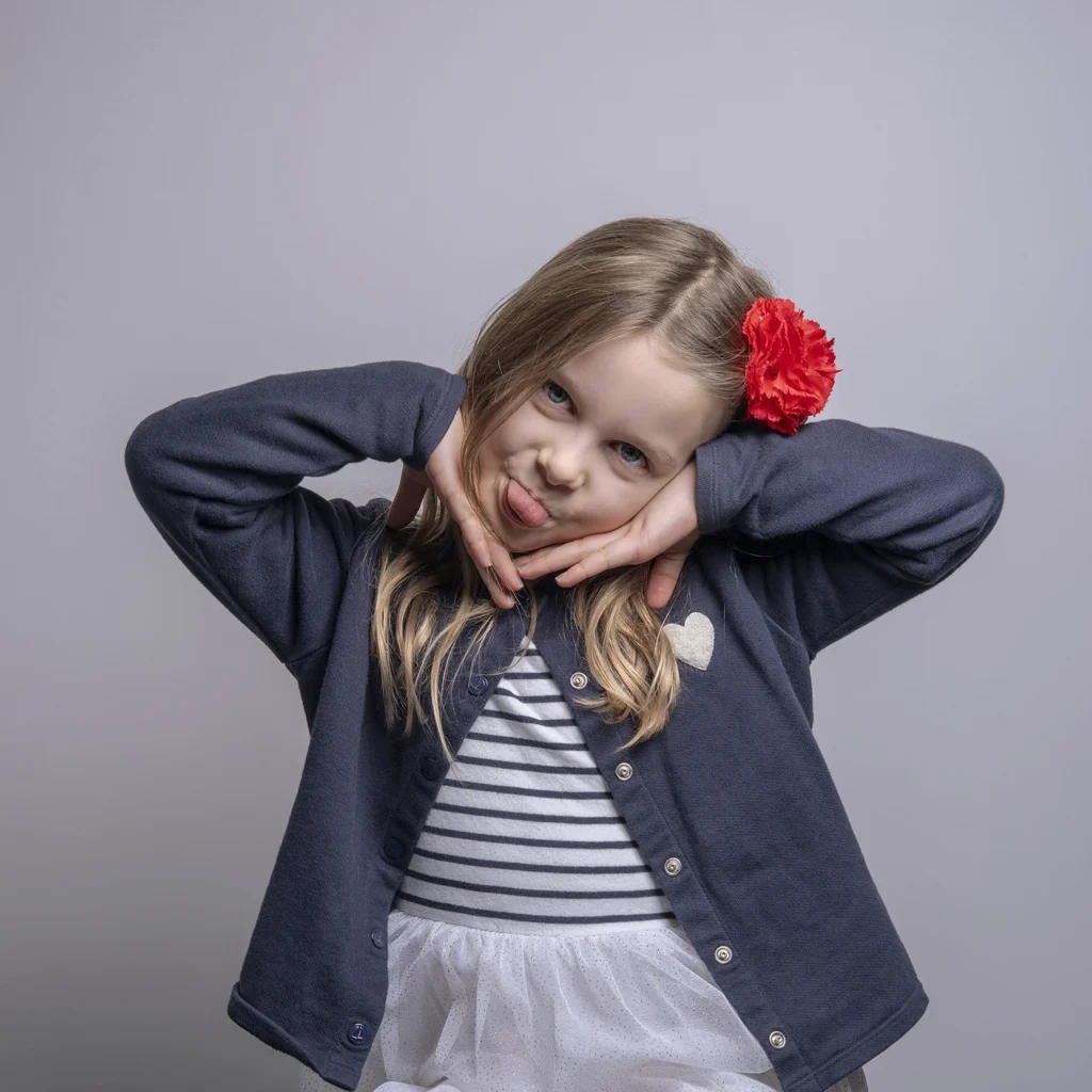 Portrait d'une petite fille lors d'une séance photo familiale de Noël.