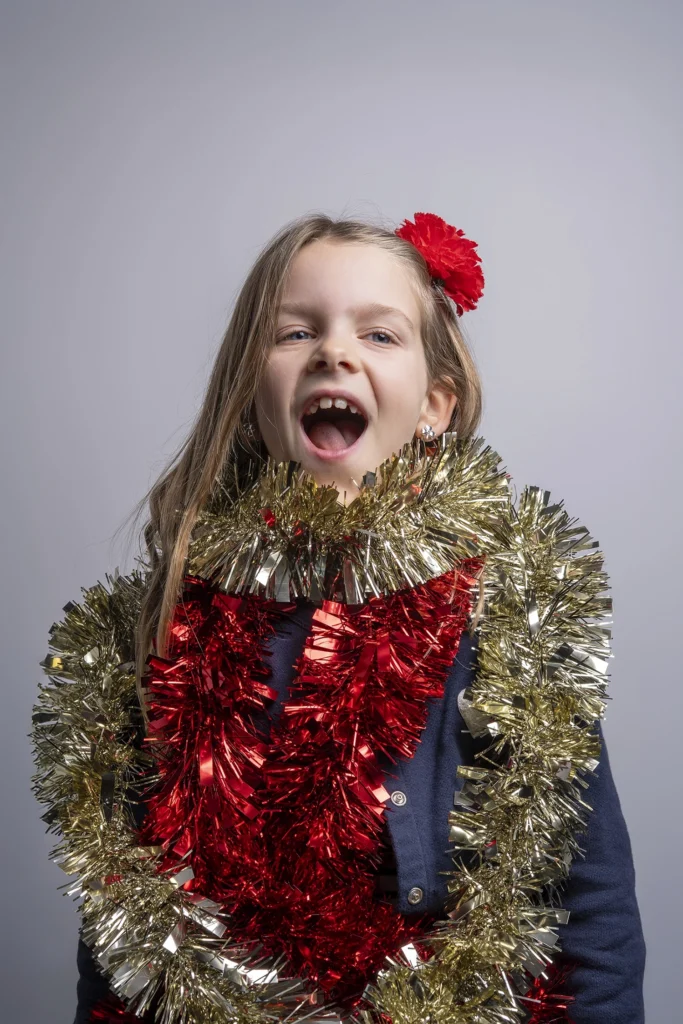 Petite fille photographiée dans le décor de la séance de Noël.