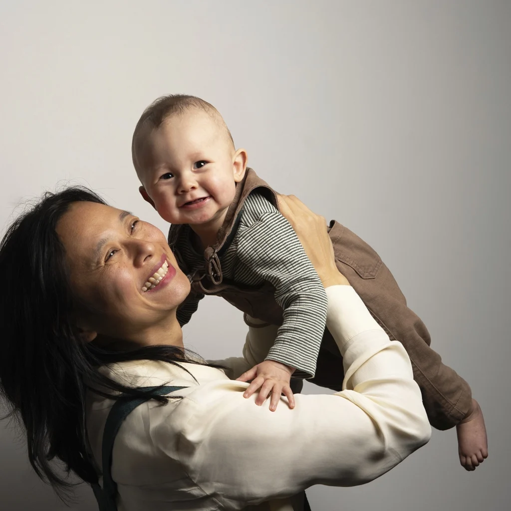 Portrait d'une mère tenant son bébé dans ses bras.