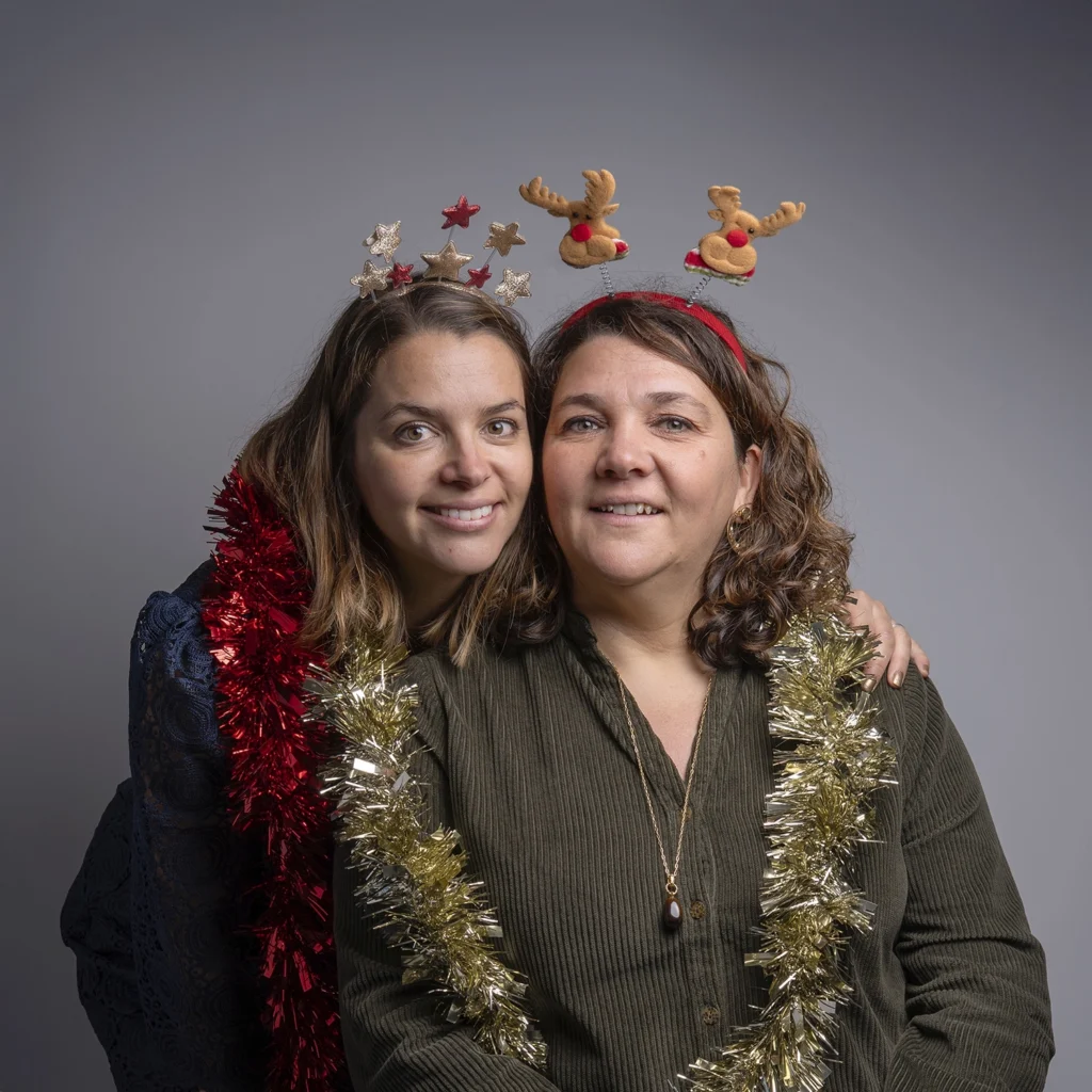 Portrait de deux sœurs réunies lors d'une séance photo de Noël.