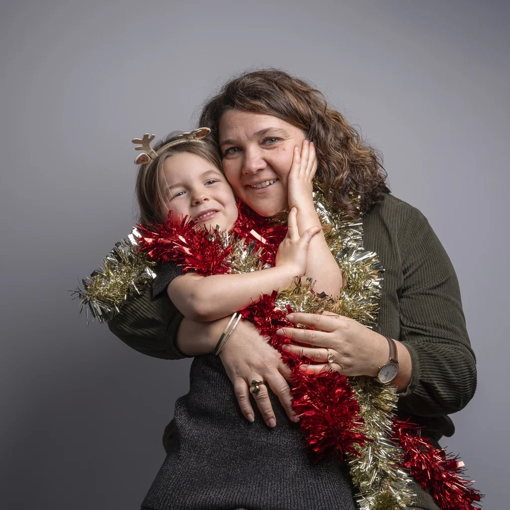 Portrait d'une tante avec sa nièce lors d'une séance photo de Noël.